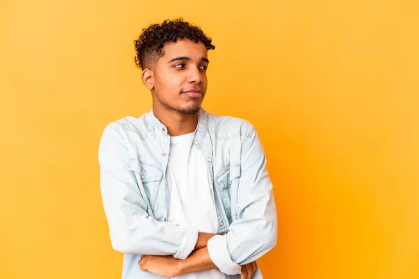 Joven Africano Americano Rizado Hombre Aislado Morado Sonriendo Confiado Con — Foto de Stock