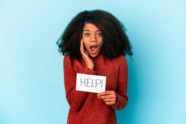 Genç Afro Amerikan Kıvırcık Kadın Yardım Pankartı Tutuyor Şaşırmış Şok — Stok fotoğraf