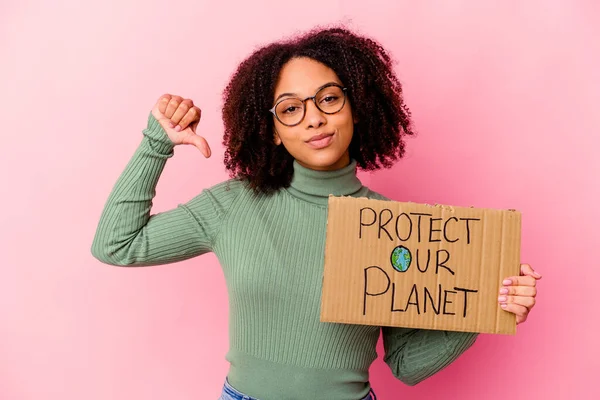 Молодая Африканская Американская Смешанная Расовая Женщина Держит Защищать Нашу Планету — стоковое фото