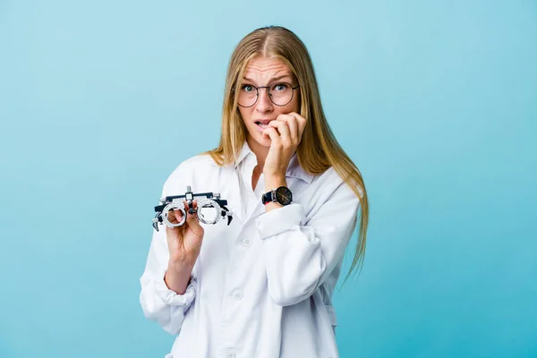 Jovem Mulher Optometrista Russa Unhas Azuis Mordendo Nervosa Muito Ansiosa — Fotografia de Stock