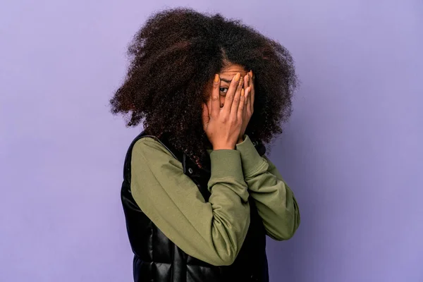 Mladý Africký Americký Kudrnatý Žena Izolovaný Fialové Pozadí Blikat Přes — Stock fotografie