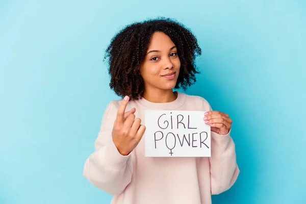 年轻的非洲裔美国混血儿抱着一个女孩力量的概念 指指点点你 好像邀请你走近些 — 图库照片