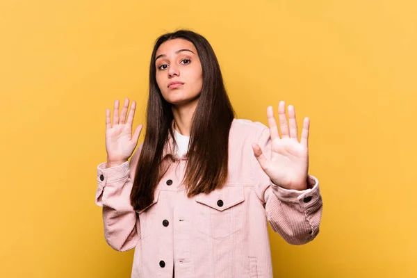 Mujer India Joven Aislada Sobre Fondo Amarillo Siendo Sorprendida Debido — Foto de Stock