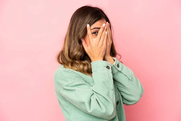 Giovane Donna Caucasica Isolato Lampeggiare Attraverso Dita Spaventato Nervoso — Foto Stock