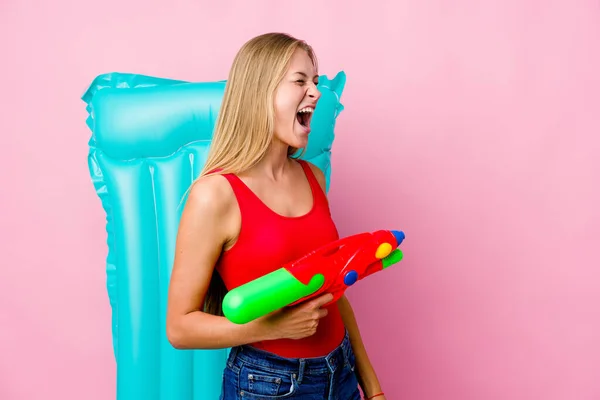 Joven Mujer Rusa Jugando Con Una Pistola Agua Con Colchón —  Fotos de Stock