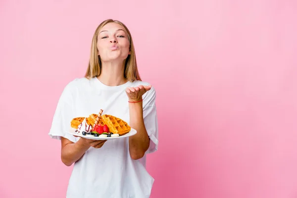 Waffle Yiyen Genç Bir Rus Kadın Katlanmış Dudaklar Hava Öpücüğü — Stok fotoğraf