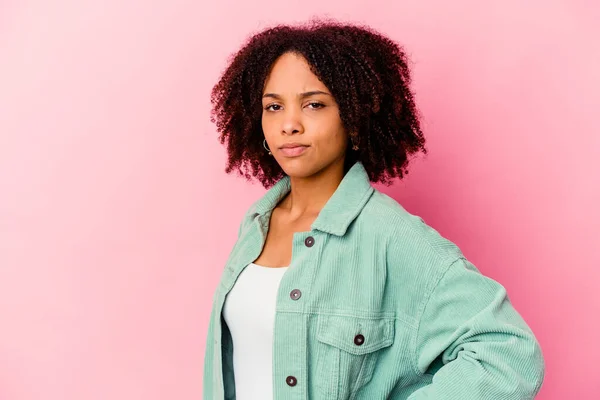 Jovem Negra Americana Mista Mulher Isolada Franzindo Cara Desagrado Mantém — Fotografia de Stock