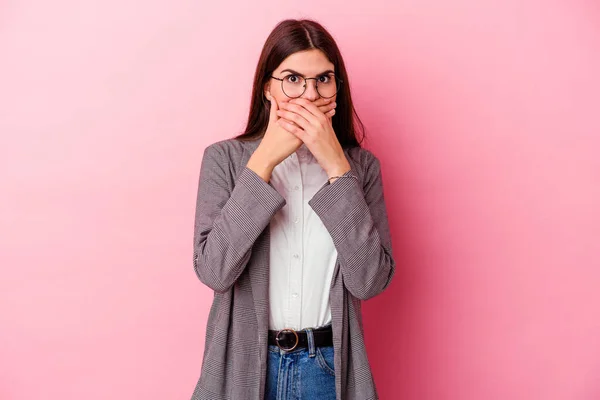 Ung Kaukasisk Affärskvinna Isolerad Rosa Bakgrund Chockad Täcker Munnen Med — Stockfoto