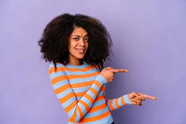 Молода Афроамериканська Кучерява Жінка Ізольована Фіолетовому Фоні Шокована Вказуючи Пальцями — стокове фото