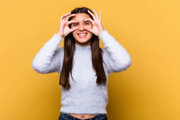 Jonge Indiaanse Vrouw Geïsoleerd Gele Achtergrond Tonen Oke Teken Ogen — Stockfoto