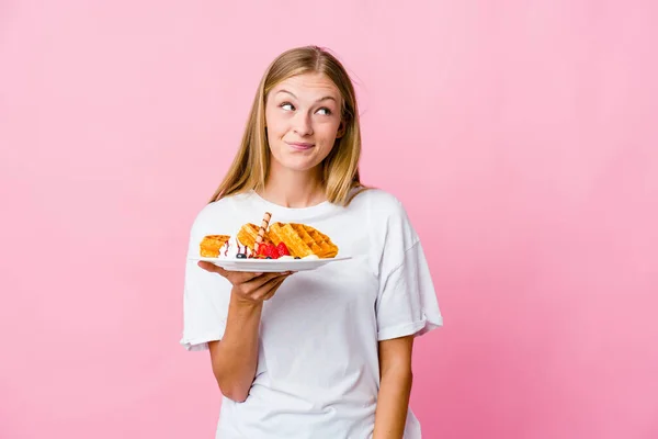 Joven Mujer Rusa Comiendo Waffle Aislado Soñando Con Alcanzar Metas —  Fotos de Stock