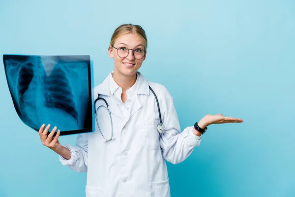 年轻的俄罗斯医生女人拿着蓝色的骨头扫描 兴奋地拿着手掌上的一个复制空间 — 图库照片