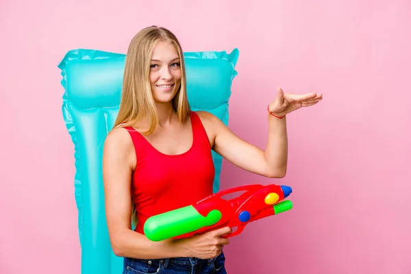Ung Rysk Kvinna Leker Med Vattenpistol Med Luftmadrass Chockad Och — Stockfoto