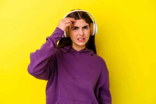 Jonge Kaukasische Vrouw Luisteren Naar Muziek Met Koptelefoon Geïsoleerd Roze — Stockfoto