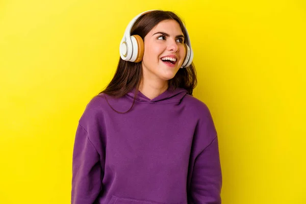 Young Caucasian Woman Listening Music Headphones Isolated Pink Background Relaxed — Stock Photo, Image