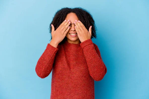 Joven Afroamericana Mestiza Mujer Aislada Cubre Los Ojos Con Las — Foto de Stock