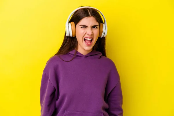 Νεαρή Καυκάσια Γυναίκα Ακούει Μουσική Ακουστικά Απομονωμένα Ροζ Φόντο Ουρλιάζοντας — Φωτογραφία Αρχείου