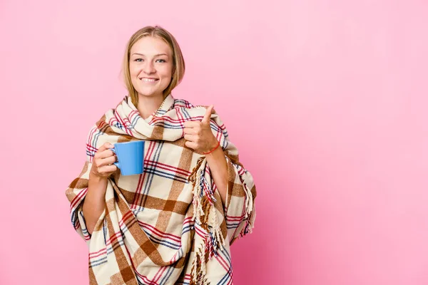 Młoda Rosjanka Owinięta Koc Pijąca Kawę Uśmiechnięta Podnosząca Kciuk — Zdjęcie stockowe