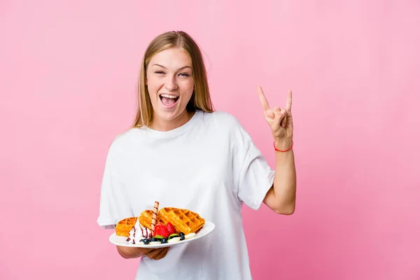 Junge Russin Isst Vereinzelt Eine Waffel Und Zeigt Eine Hörner — Stockfoto