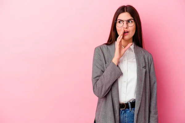 Joven Mujer Negocios Caucásica Aislada Sobre Fondo Rosa Está Diciendo —  Fotos de Stock