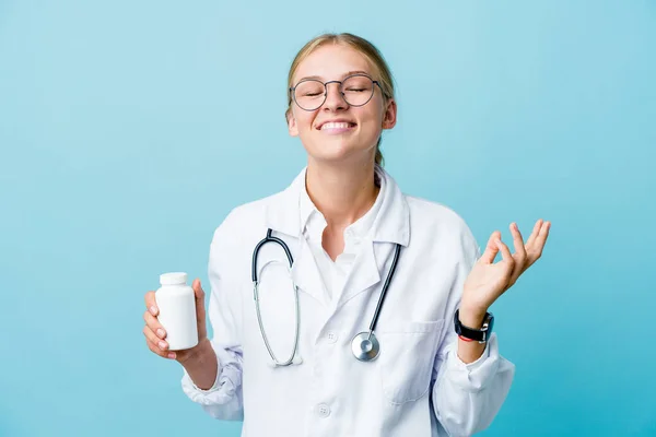 Ung Rysk Läkare Kvinna Håller Piller Flaska Blå Glada Skrattar — Stockfoto