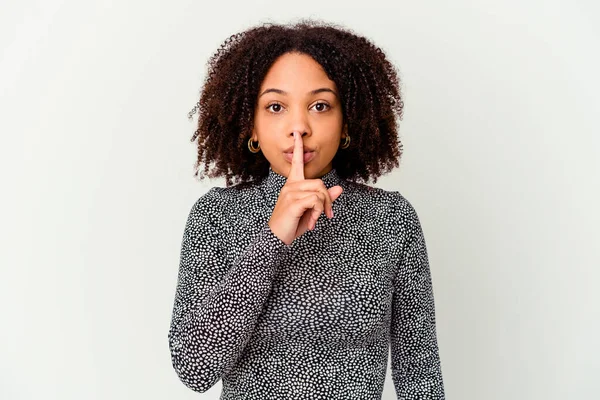 Genç Afro-Amerikan melez kadın bir sır saklıyor ya da sessizlik istiyor..