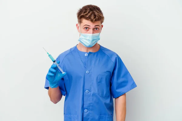 Νεαρός Καυκάσιος Νοσοκόμος Έτοιμος Δώσει Ένα Εμβόλιο Απομονωμένο Λευκό Φόντο — Φωτογραφία Αρχείου