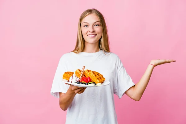 Zole Edilmiş Waffle Yiyen Genç Bir Rus Kadın Kollarıyla Ölçek — Stok fotoğraf