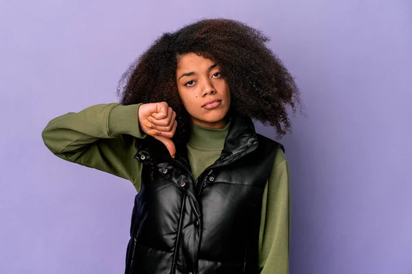 Jovem Afro Americana Encaracolada Isolada Fundo Púrpura Mostrando Gesto Antipatia — Fotografia de Stock