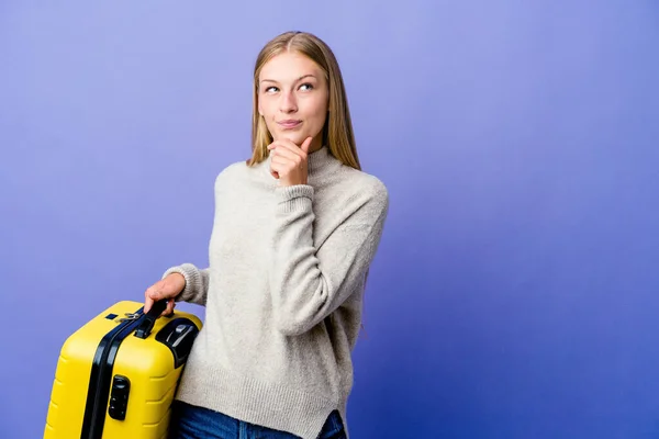 Mujer Rusa Joven Sosteniendo Maleta Para Viajar Mirando Hacia Los — Foto de Stock