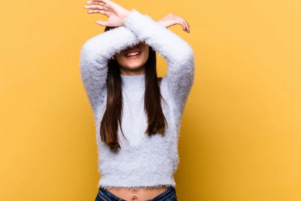 Junge Inderin Auf Gelbem Hintergrund Isoliert Zwei Arme Verschränkt Konzept — Stockfoto