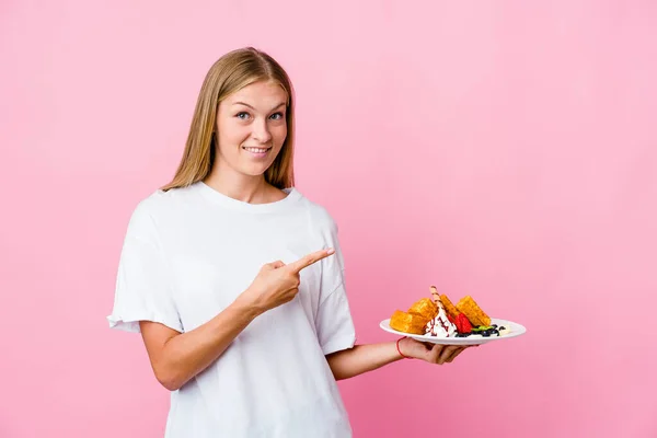 Waffle Yiyen Genç Rus Kadın Avucunun Içinde Bir Fotokopi Odası — Stok fotoğraf