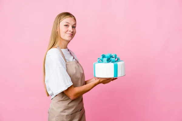 Joven Panadera Rusa Sosteniendo Delicioso Pastel Sosteniendo Espacio Copia Una —  Fotos de Stock