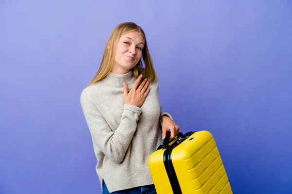 Mujer Rusa Joven Sosteniendo Maleta Para Viajar Tiene Expresión Amistosa — Foto de Stock
