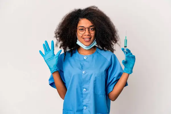 若いですアフリカ系アメリカ人巻き医師女性保持Aシリンジ笑顔陽気な番号5とともに指 — ストック写真
