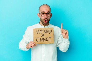 Kafkasyalı kel bir adam elinde mor arka planda izole edilmiş yeni bir levhaya ihtiyacımız var. Harika bir fikir, yaratıcılık kavramı var..