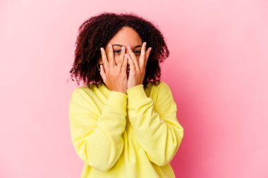 Genç Afro-Amerikan melez kadın kameraya parmaklarıyla göz kırpıyor, yüzünü kapatmaktan utanıyor..