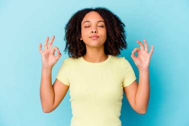 Genç Afro-Amerikan melez kadın yoğun bir günün ardından rahatlayıp yoga yapıyor..