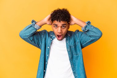 Genç Afro-Amerikan kıvırcık adamı, mor çığlıklarla izole edilmiş, çok heyecanlı, tutkulu, bir şeyden memnun..