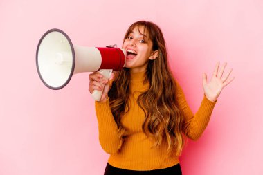 Kafkasyalı genç bir kadın megafon tutuyor. Hoş bir sürpriz bekliyor. Heyecanlı ve el kaldırıyor..