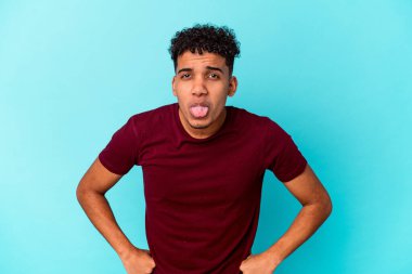 Genç Afro-Amerikalı kıvırcık adam mavi renkli ve dostane bir dille izole edilmiş..