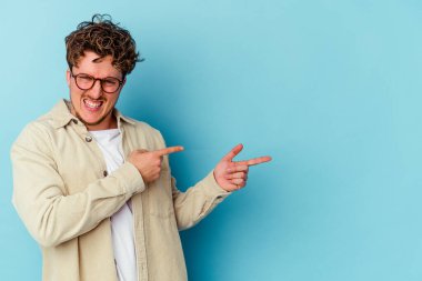 Mavi arka planda gözlük takan genç beyaz adam işaret parmağıyla fotokopi alanını işaret ederek heyecan ve arzusunu ifade ediyor..