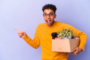 Genç Afro-Amerikalı kıvırcık adam, izole edilmiş yeni bir eve taşınıyor.