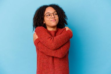 Genç Afro-Amerikan melez kadın kucaklaşmaları, kaygısız gülümsemeleri ve mutluluğu soyutladı..