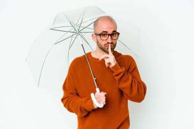 Şemsiye tutan genç kel bir adam bir sır saklıyor ya da sessizlik istiyor..