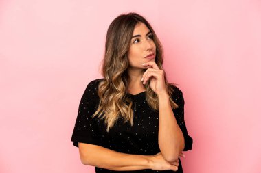 Kafkasyalı genç kadın düşünmeyi ve bakmayı, düşünmeyi, düşünmeyi, hayal etmeyi,.