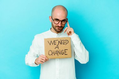 Kafkasyalı genç, kel bir adam elinde... Mor arka planda izole edilmiş bir tabelaya ihtiyacımız var. Şakağı parmağıyla göstermeli, düşünmeli ve bir göreve odaklanmalı..