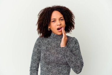 Genç Afro-Amerikan melez kadın izole edilmiş güçlü bir diş ağrısı, azı dişi ağrısı var..