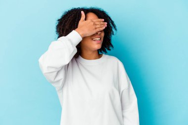 Genç Afro-Amerikan melez kadın yalnız. Gülümseyen, neşeli ve keyifli bakışlar bir yana..