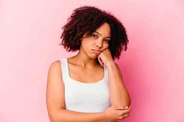 Genç Afro-Amerikan melez kadın kendini üzgün ve düşünceli hisseden, kopyalama alanına bakan..